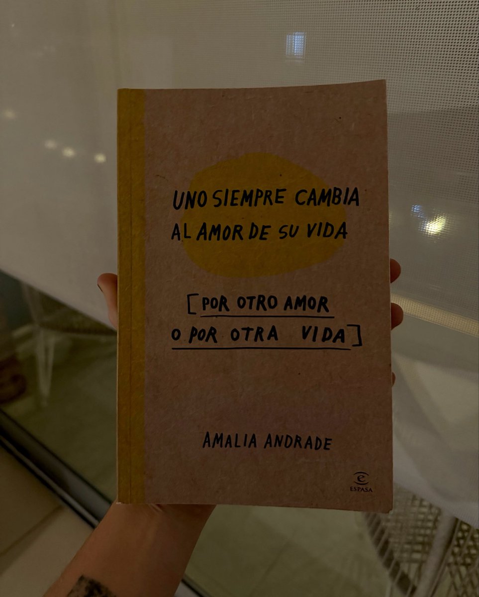 contusanchez's tweet photo. El libro que te recomienda leer tu amiga fan de Rolón https://t.co/vBFFXXoo1V