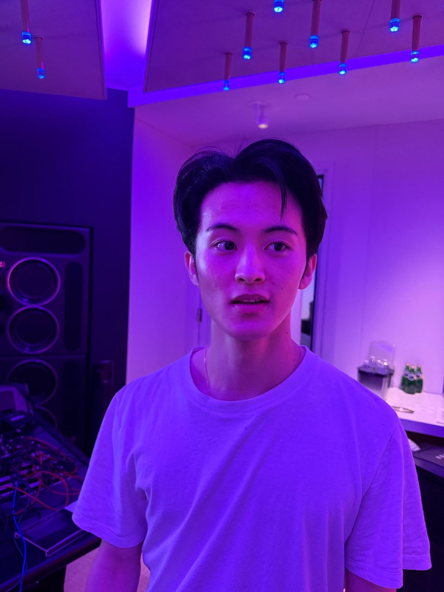 LAST PICT FROM MARK’S BUBBLE… OH MAN, HE DROPPED A PIC FROM COACHELLA… AHHHH THANK YOU SO MUCH MARK LEEEEE