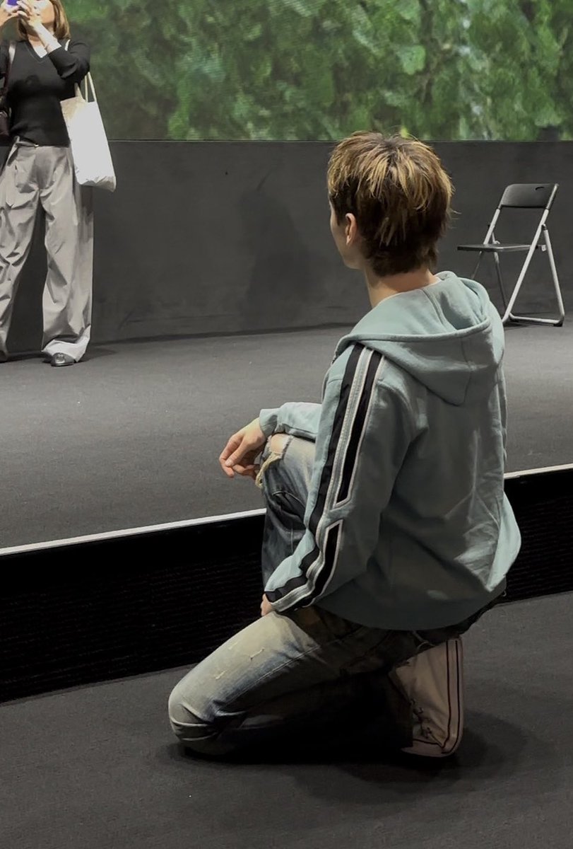 Vernon taking a photo with carats in 2018 vs 2026