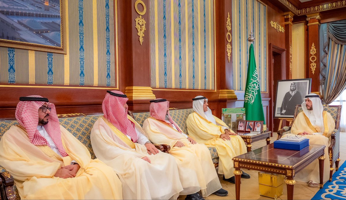 سمو نائب أمير منطقة #المدينة_المنورة #سعود_بن_نهار يستقبل مدير فرع بنك التنمية الاجتماعية بالمنطقة غازي باناجة، ويطّلع على التقرير السنوي المالي للبنك، وما تضمّنه من مؤشرات أداء وبرامج تمويلية وتنموية تدعم رواد الأعمال والأسر المنتجة.