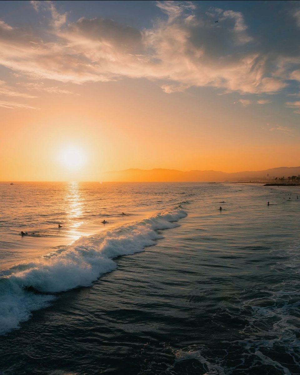 Atardeceres que solo pasan en L.A. 🌊💛 
#DescubraLA #WeLoveLA
📸: @dannydemarcos