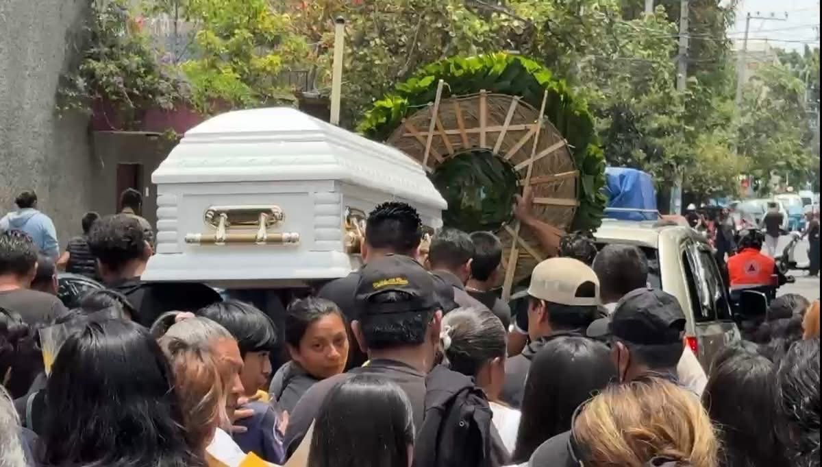 LLEVAN A SU ÚLTIMA MORADA A EDITH GUADALUPE LA JOVEN QUE FUE A PEDIR TRABAJO Y LA ASESINARON. 

Fue despedida con porras  y aplausos, pero también exigiendo justicia.

Los familiares y amigos de Édith Guadalupe, la joven que fue asesinada cuando fue a conseguir trabajo, cargaron