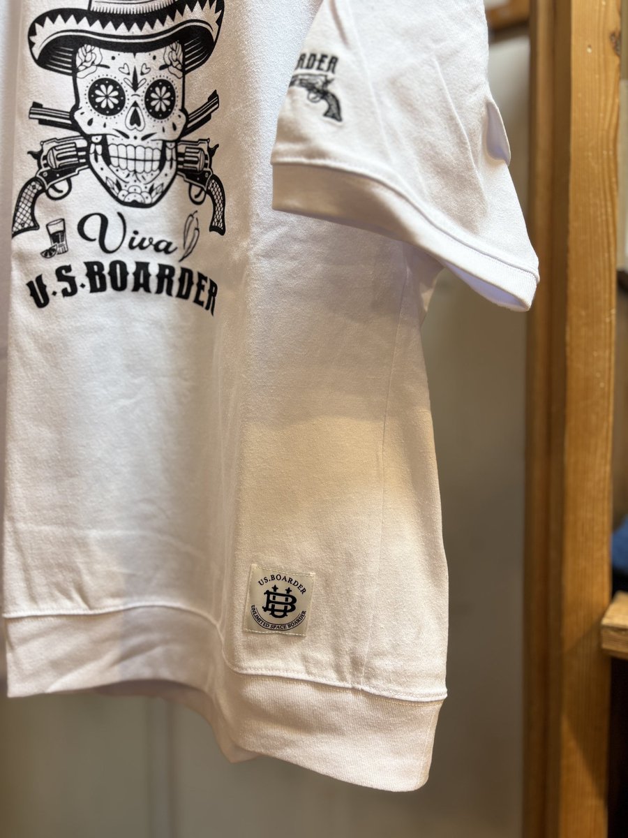 masterx_b's tweet image. リバースウィーブを彷彿とさせる両脇はリブ仕様に。横方向への縮み防止の伸縮性も良い感じです。100%コットンの着心地、肉厚ながらもゴワツキが少ない為、すっきりとしたサイジングに纏まります。汗もしっかりと吸収します。裾部分はリブ仕様になっているのが特徴的です。#kyoto #京都 #enjoy #お洒落