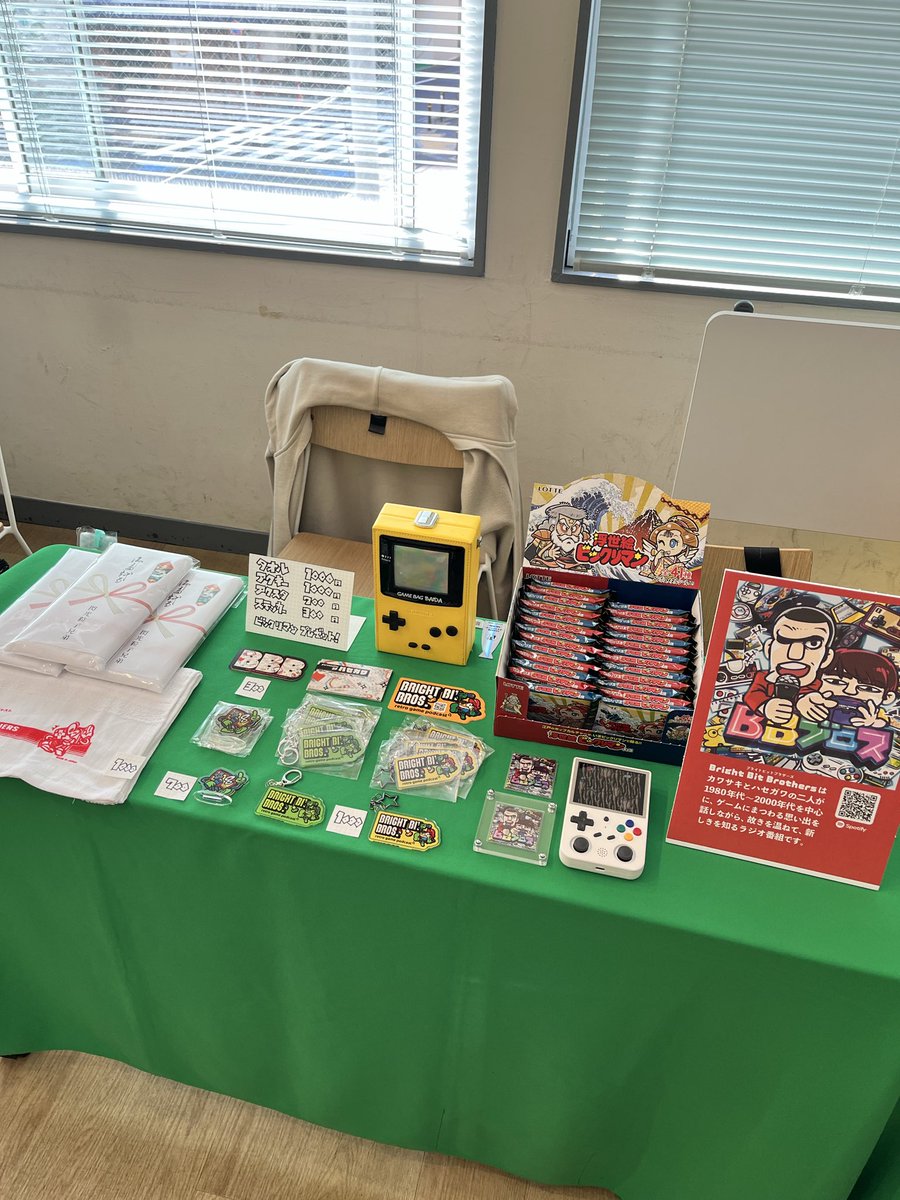 BrightBitBros's tweet photo. 昨日の #ポッドキャストステッカーベース では何人かのリスナーさん、当番組に興味を持ってくださったお客さん、他番組のパーソナリティさんとお話しできて、楽しい時間を過ごすことができました。番組グッズを購入して下さった皆さん、お声がけ下さった皆さん、ありがとうございました（2P） https://t.co/kGLZ4KYUJc