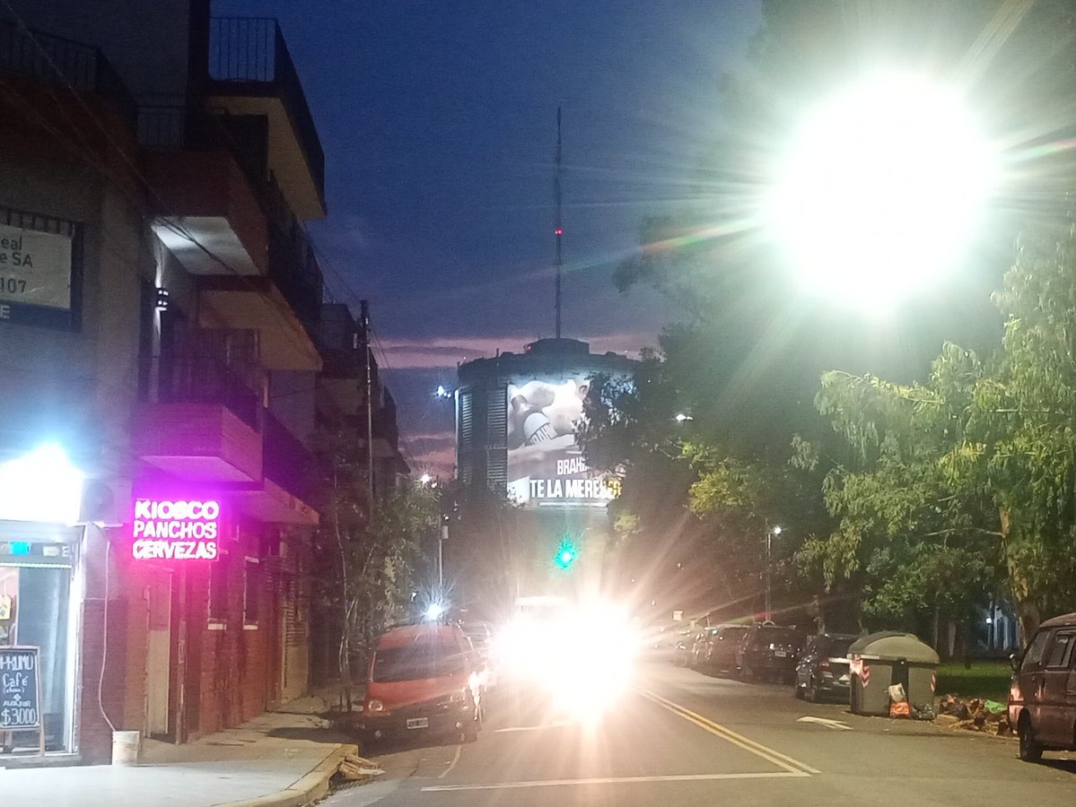 At this time of day and with this lighting the Constituyentes gas tank looks like something out of a dystopian cyberpunk movie.