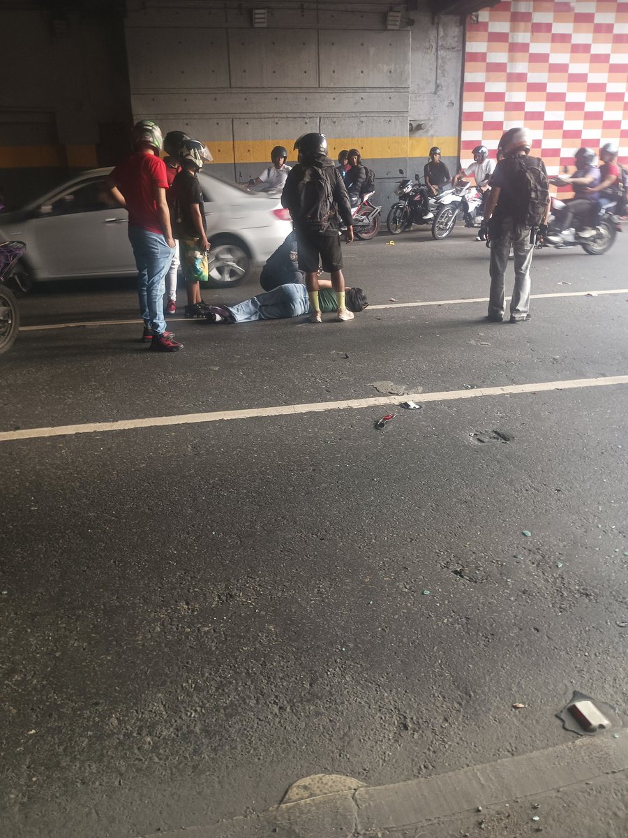 MotorizadosCcs's tweet photo. Hoy domingo #19deAbril 6pm. Accidente dentro del Túnel de las Torres de El Silencio en #Caracas. Una pareja de motorizados tuvo un accidente dirección centro Parque Central. Un joven con una jovencita sufrieron heridas sin nada que lamentar. 
#Motorizados #Motorizado #moto https://t.co/fOk9kQqvgO
