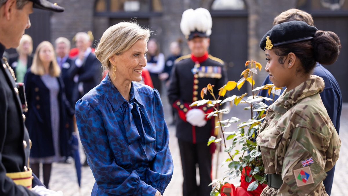 acmnorepublic's tweet image. The Duchess of Edinburgh brought grace and warmth to the opening of the Queen Elizabeth II Memorial Veterans Centre at the Royal Hospital Chelsea, meeting veterans supported by the Chelsea Pensioner Veterans Outreach Programme.

Source: @RoyalFamily 

#Veterans #Community