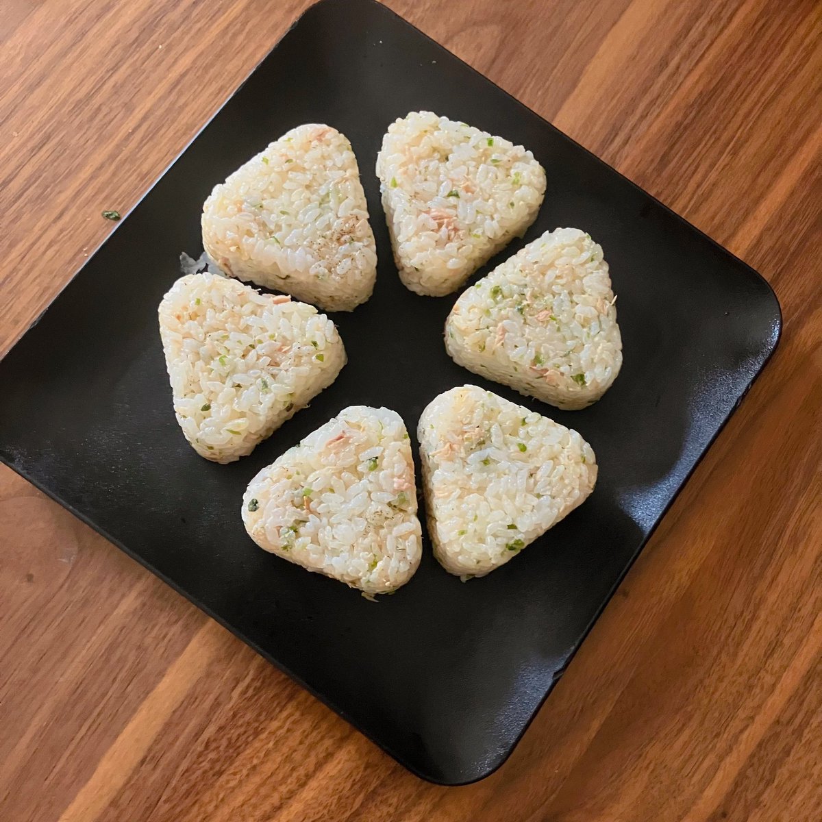 あーし今の仕事辞めて、と思ってたけどさっきなんか異動になるってお客ぴが来てあなたには大変お世話に、、って言われたから特にお世話した記憶ないけどもう少し頑張るわ(ツナマヨバターめんつゆのおにぎり