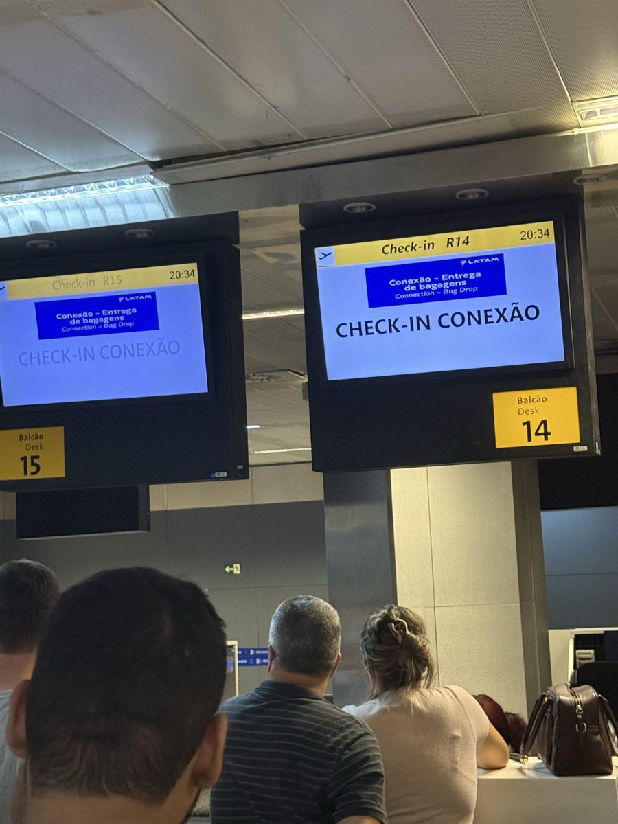 sgaticaz's tweet photo. #AeroportoGuarulhos #LATAM

        @tvglobo @recordtv @sbtonline
Llevamos 4,5 horas varados en aeropuerto de São Paulo y latam no nos da ninguna solución para continuar viaje desde Chile a Lisboa
Hay gente mayor y con niños https://t.co/xkVfXSeofg