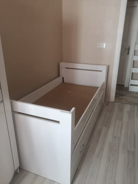 Bağcılar Demirkapı Mahallesi’nde müşterimizin talebi üzerine 2 katlı ranza modelini, tek katlı kullanıma uygun hale getirdik.

#bağcılar #demirkapı #ranza #mobilyatamir #mobilyamontaj #marangoz #istanbulmarangoz #ilkemobilya #mobilyaçözümleri #yerindehizmet #evdüzeni