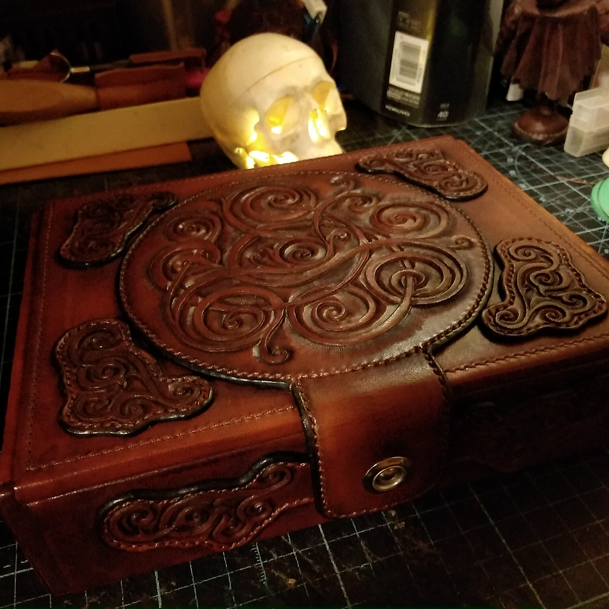 【新作のお知らせ】
本革総張りの箱ができあがりました
制作期間2ヶ月半
随所にカービングを施した大作です

来月開催される #デザインフェスタ にてお披露目予定です
ご来店お待ちしております。