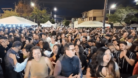 Salsa en la calle, un paso seguro para Quito

La iniciativa ciudadana gana interés y es una plataforma para promocionar artistas, emprendimientos  comerciales, y para respaldar el trabajo de mujeres recicladoras y artesanas.

🖊️<a href="/RommelAquieta/">𝚁𝚘𝚖𝚖𝚎𝚕 𝙰𝚚𝚞𝚒𝚎𝚝𝚊 𝙽.</a>