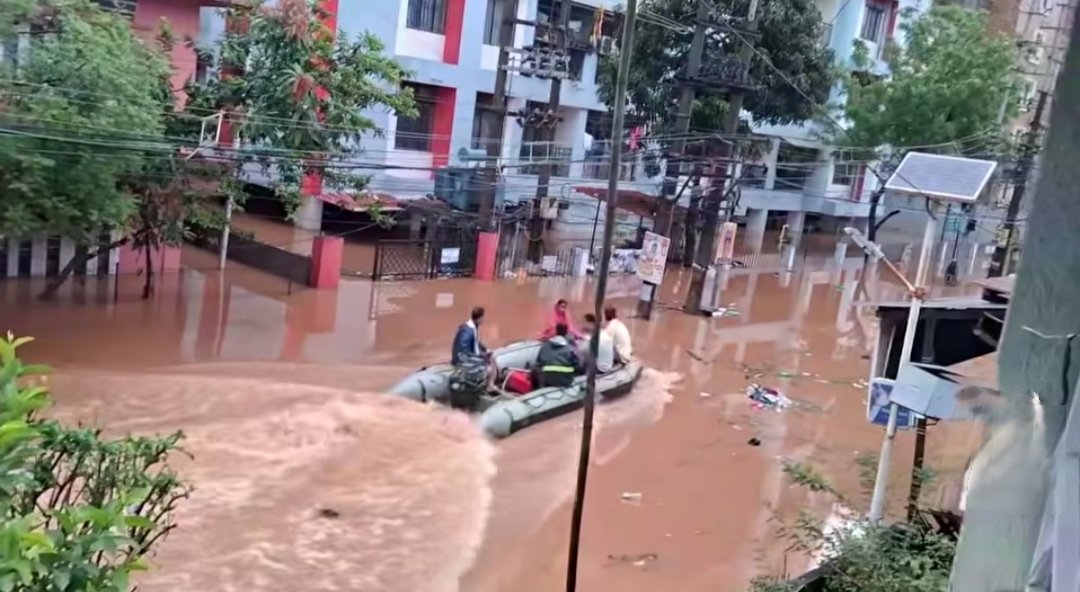 কালি অহা এজাক বৰষুণতে গুৱাহাটীৰ এই অবস্থা। আজি এতিয়ালৈকে ৰাষ্ট্ৰীয় ঘাই পথত যানযঁট হৈয়েই আছে। উন্নয়ন হিতাধীকাৰী কৰাটোৱেই যেন লাগে! আনৰ কথা কৈ থকা জনে ১০ বছৰে কি কৰিলে তাৰ উত্তৰ নিদিয়ে!এনে নেতা ওলাইছে কৃত্ৰিম বান নিয়ন্ত্ৰণ কৰিব নোৱাৰাটোৱে ছুইজাৰলেণ্ড বনাই গুৱাহাটীক
#Guwahati