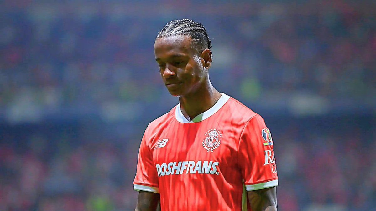 ❌ No era expulsión.
❌Los jugadores del América iniciaron la agresión.
❌Zendejas incitó con provocaciones.
❌Henry Martín lo retó bajando al vestuario.
❌Aficionados lo insultan con comentarios racistas en el estadio y en redes. 

Helinho, el villano de una historia mal contada