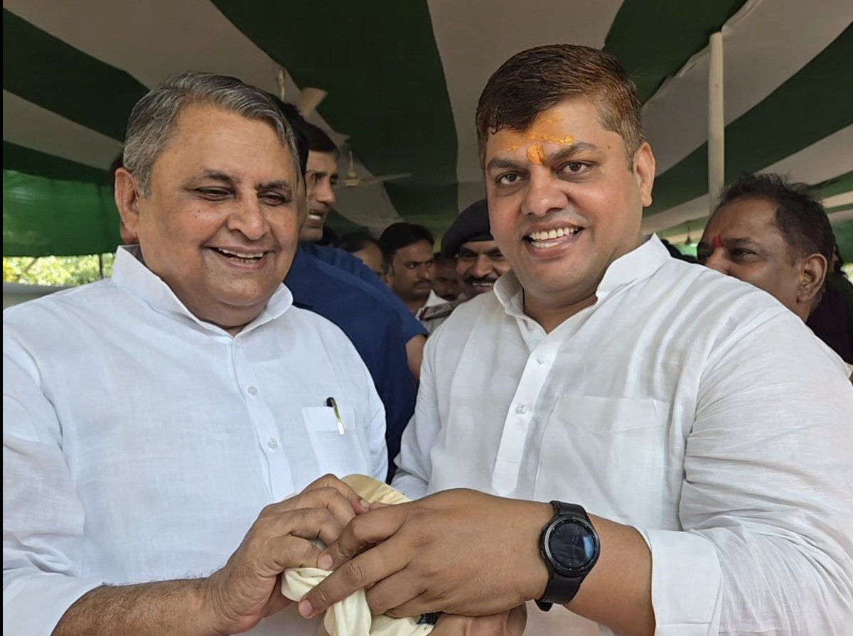 आज आदरणीय अभिभावक श्री <a href="/VijayKChy/">Vijay Kumar Choudhary</a> जी से स्नेहिल भेंट कर उन्हें प्रदेश का उपमुख्यमंत्री बनने पर हार्दिक बधाई एवं शुभकामनाएँ प्रेषित कीं।

उनका स्नेह, मार्गदर्शन, विशाल अनुभव और जनसेवा के प्रति अटूट समर्पण सदैव हम सभी के लिए प्रेरणा और शक्ति का स्रोत रहा है।