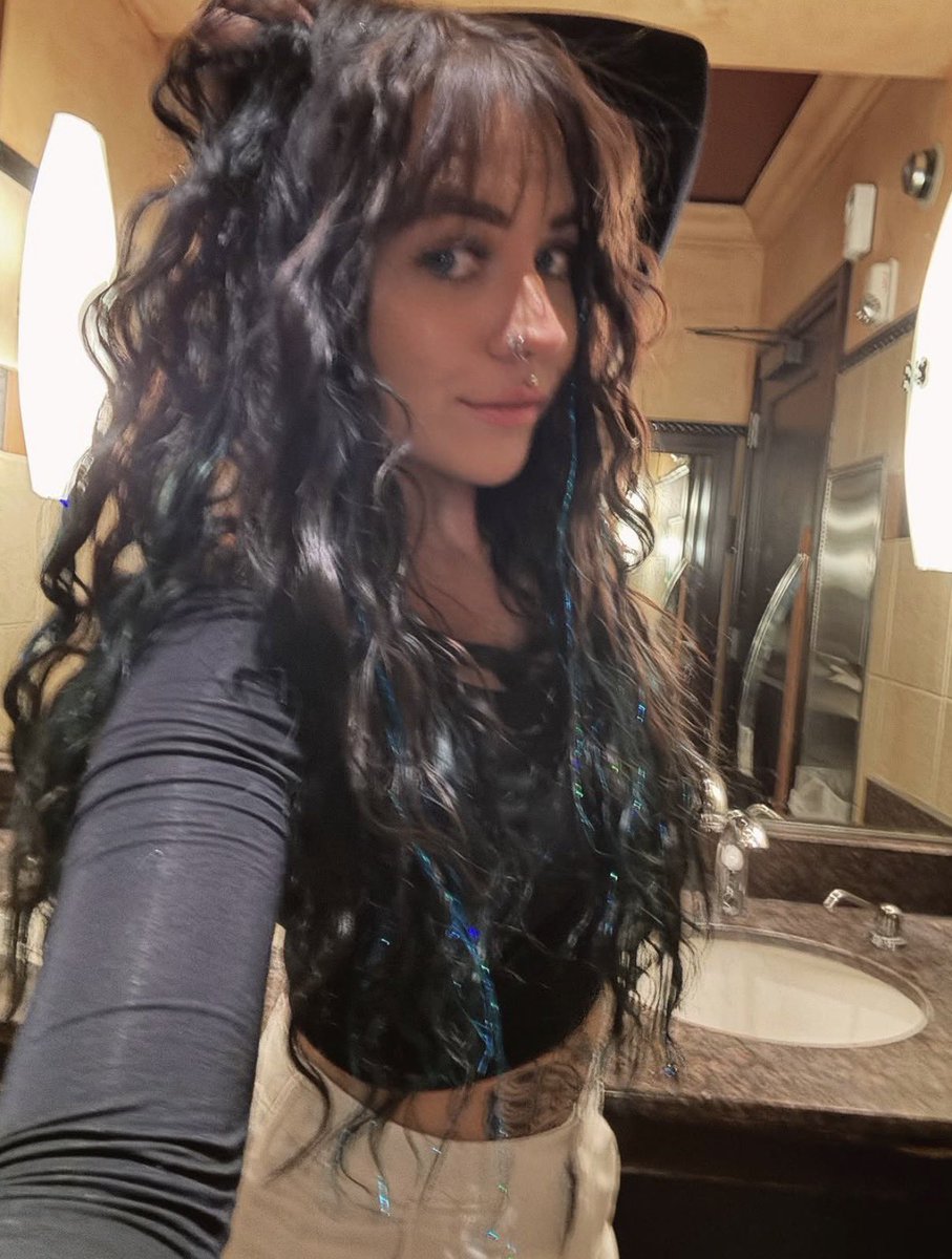 Susanmicheal673's tweet photo. Blurry vibes https://t.co/ny14PC081z