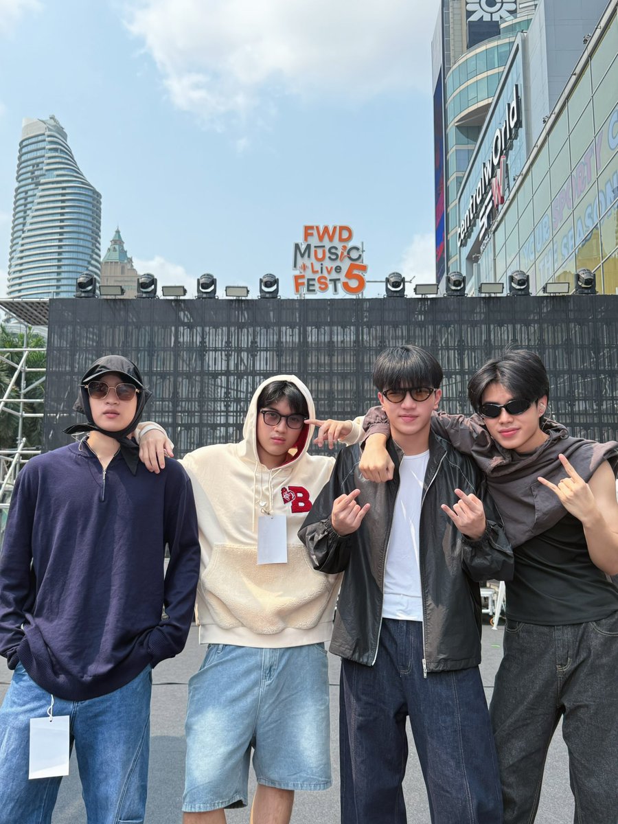 แดดก็ทำอะไรความเท่ของพวกผมไม่ได้หรอกคับ😎🍀

#FWDMLF5xCLO_VER
#CLO_VER
#RISERMUSIC