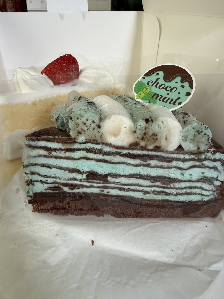 mimi_chan5's tweet photo. もう誕生日も祝う歳でもないけど、やっぱりケーキは食べたい🍰😊
チョコミン党の私はこのミルクレープに飛びつきました😆
おいしかったー💕 https://t.co/jHcJHUdcJF