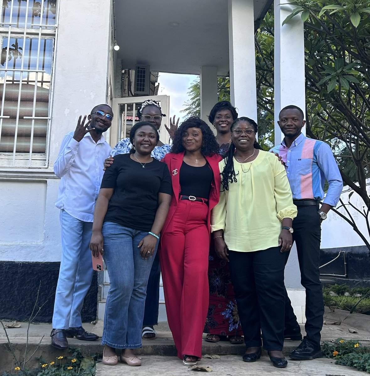 NELLYTSHELAMUT's tweet image. Quand tu nais, tu ressembles à tes parents. Quand tu meurs, tu ressembles à tes choix.
Oui.
Au départ, tu es un  mélange de visages, de cultures, d’histoires que tu n’as pas choisis.
Mais avec le temps, ce ne sont plus tes origines qui te définissent.

Ce sont tes #décisions