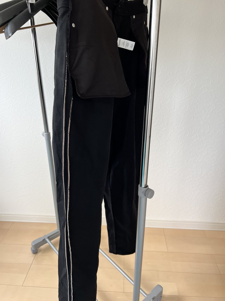 taku3ix's tweet image. 結局ワンウォッシュかけました。
YouTubeで色々やり方拝見しましたが…自己流で裏返して洗濯機にぶち込みエマールとレノア入れてお洒落着洗い、脱水までやって40分、裏返して陰干ししてます。
色もそんなに変わって無さそうだしシワつけたい訳じゃ無いしノリ落ちればOK。
＃リジット洗い
＃supreme