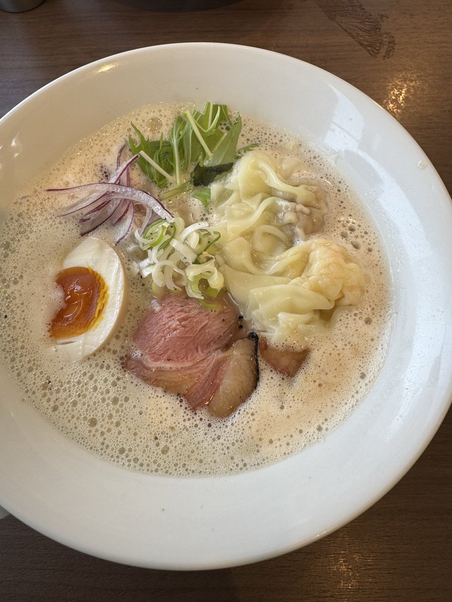 土日は行列で入れないラーメン屋さんだからそれならと月曜日の朝イチに行ったらすぐ席につけてラッキー。なかなか美味しい😋でも朝からラーメンで胃がもたれて具合悪くなり今日は一日中ぐったりか😵やめておけば良かった😵