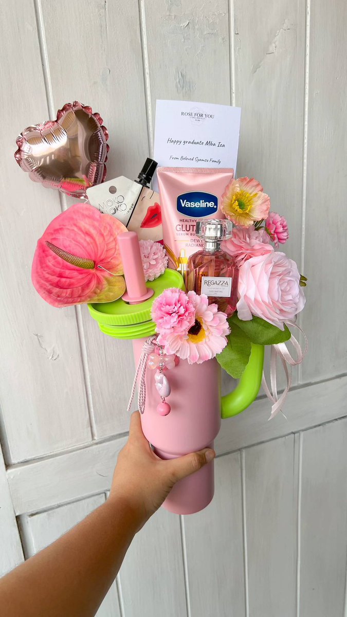 pausunguu's tweet photo. POV: punya sahabat yg sayang bgt sama kita pas wisuda dikasih kado se-spesial iniii… love bgt 🥹💐✨ https://t.co/5KNVPWiqdZ