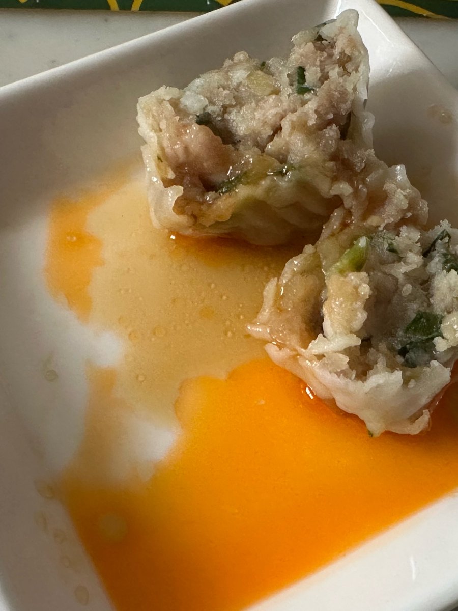 そう言えば…昨日買った
崎陽軒のギヨウザ🥟のようで
あって餃子🥟ではないシウマイを
開けてみた！

中には、ギヨウザのタレにラー油。
ギヨウザのタレの味は意外と柑橘が
効いていて、広島にある
川中醤油の柑橘ポン酢な感じに似ていて
意外と美味しい。

ギヨウザ🥟の中を割ってみると、