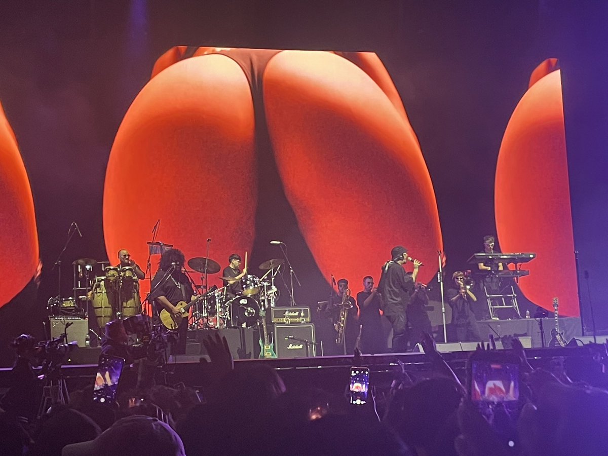 TakeshiLopez's tweet image. Recordando al Flaco Spinetta y luego poniendo a mover el coolo a todo el @vivelatino, grandes momentos de @ikvoficial. 

#invenciblerio #radioonline #vivelatino