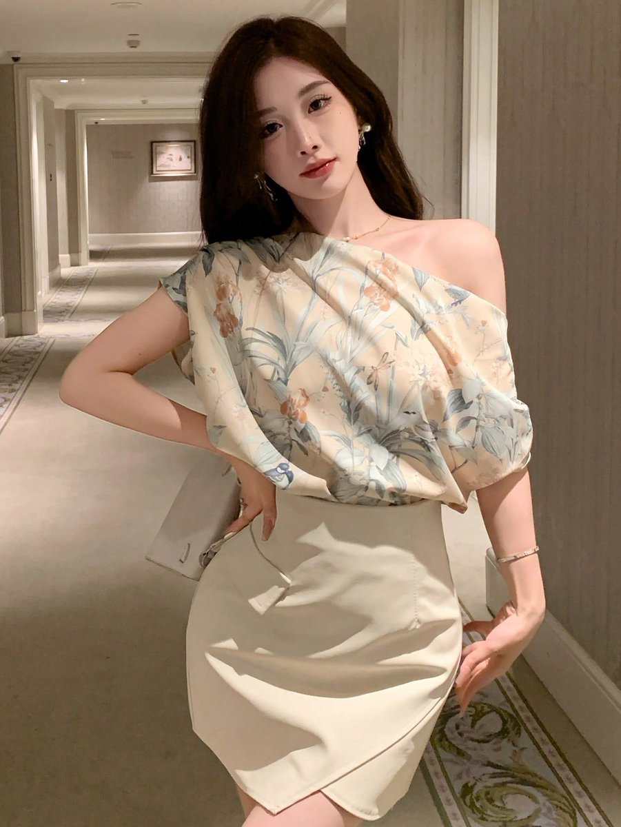 Online_Dis's tweet image. One-Shoulder Floral Drape Blouse, the strategy should focus on its unique "effortless luxury" silhouette—blending professional poise with high-fashion aesthetics. Visit Shein now! 👉 onelink.shein.com/3/5n1oni48keuu 
#WorkWear
#OfficeChic
#SmartCasual
#CorporateFashion
#WeddingGuestOutfit