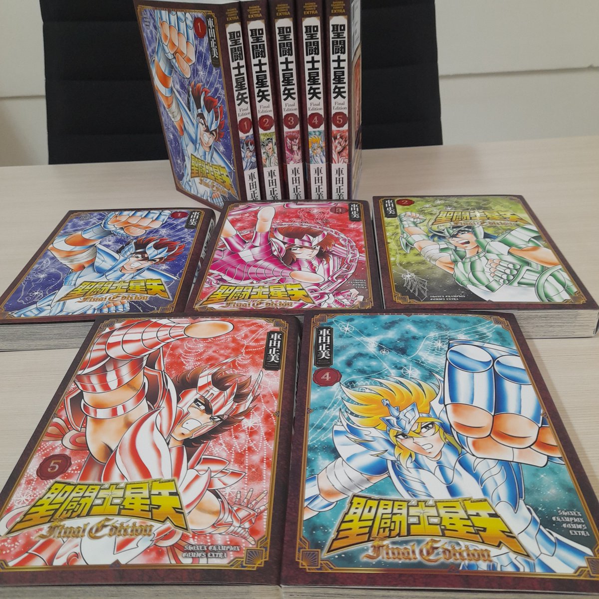 comic_lxlc's tweet photo. Ada yg baru tiba🥳 Ada yg nungguin ga ya? 🤔 btw Saint Seiya Final Edition ini selain memuat koreksi gambar n teks dr kisah originalnya, jg ada ekstra chapter dr Kurumada sensei (Episode 0, Origin, Destiny). Per jilidnya kira2 hampir 300 hal 👀 Doakan agar prosesnya lancar y🙏 https://t.co/DHJe0P3Vcc