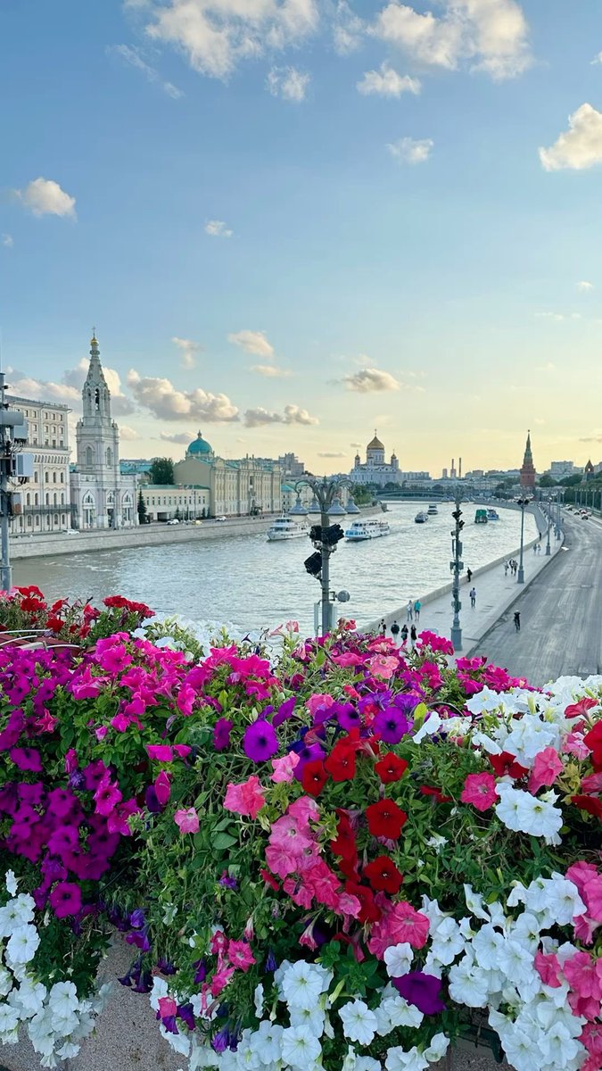 Vanhelsing8111's tweet photo. @DailyLoud Moscow is the best in the world https://t.co/vyPSMJ3ZKe
