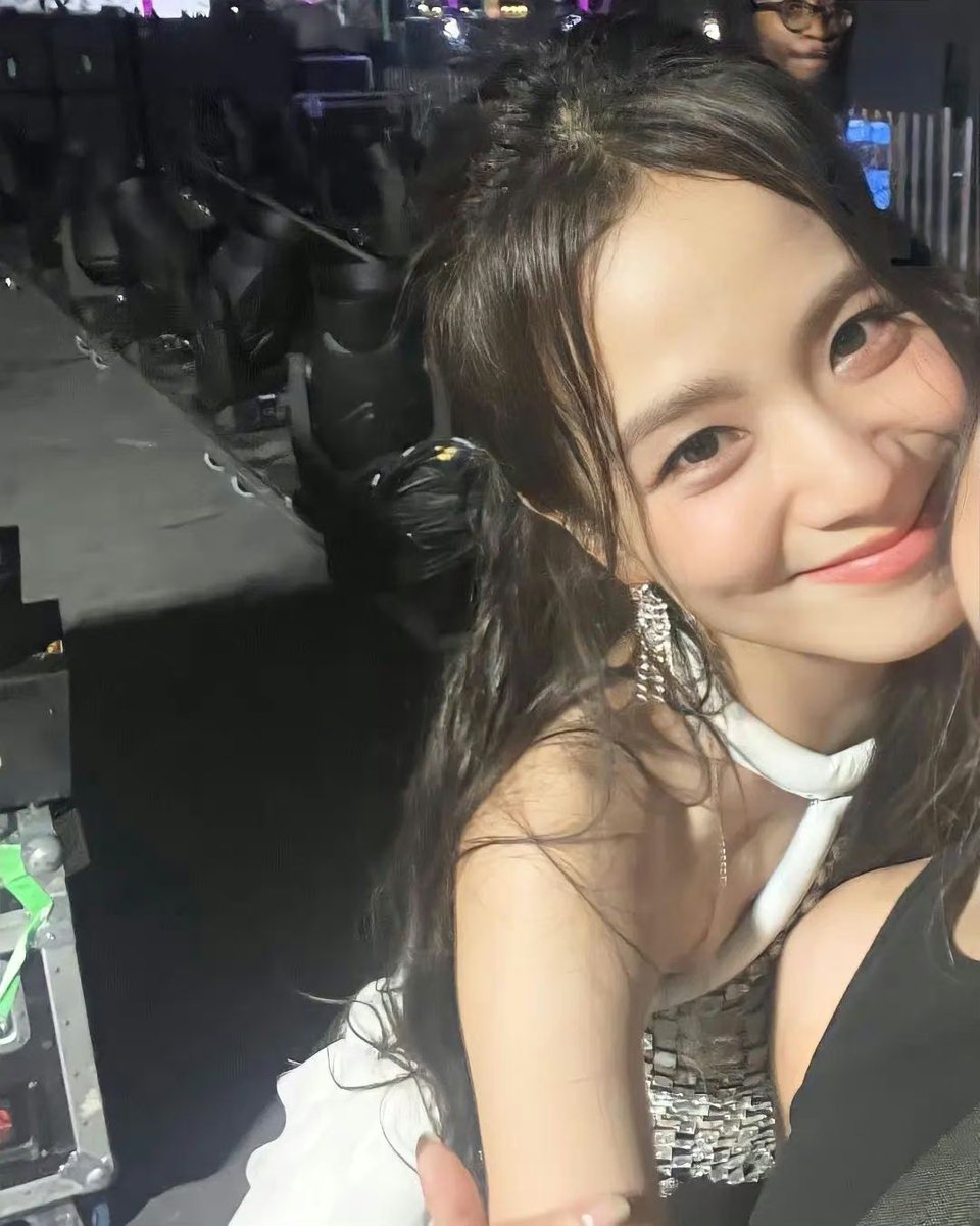 모든 악이 당신의 빛을 빼앗아가지 못하기를, 그리고 폭풍우가 지나간 후에는 오직 사랑만이 당신을 둘러싸기를 바랍니다