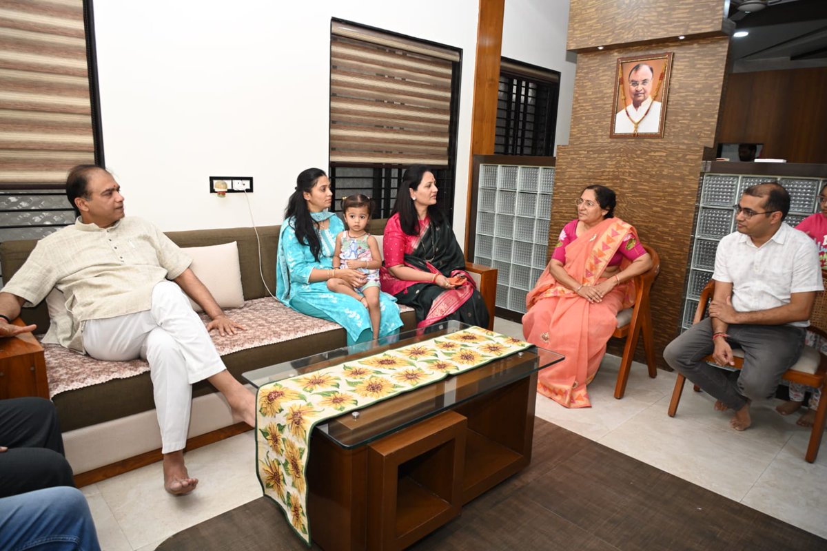 DRPANKAJBHOYAR's tweet image. स्वर्गीय हरीशभाऊ टावरी यांच्या निवासस्थानी सदिच्छा भेट देत त्यांच्या कुटुंबीयांची भेट घेतली.

यावेळी त्यांच्या आठवणींना उजाळा देत कुटुंबीयांशी संवाद साधला. 

 #CommunityConnect #Support #Legacy #Remembrance #wardha