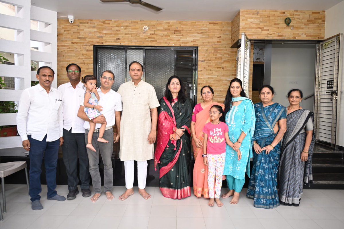 DRPANKAJBHOYAR's tweet image. स्वर्गीय हरीशभाऊ टावरी यांच्या निवासस्थानी सदिच्छा भेट देत त्यांच्या कुटुंबीयांची भेट घेतली.

यावेळी त्यांच्या आठवणींना उजाळा देत कुटुंबीयांशी संवाद साधला. 

 #CommunityConnect #Support #Legacy #Remembrance #wardha