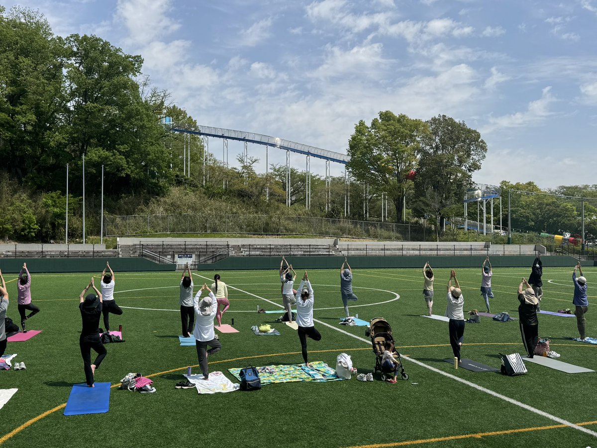 kodomo_no_kuni's tweet image. 今日は「青空ヨガinこどもの国」が開催されました！
青空の下、太陽をたくさん浴びながらリラックスできました☀️😌
ヨガをやったことがない初心者の方でも安心の内容で皆さん満足された様子✨
ご来園ありがとうございました！
#こどもの国
#ヨガ
#フィットネス
#リラックス
#平日イベント