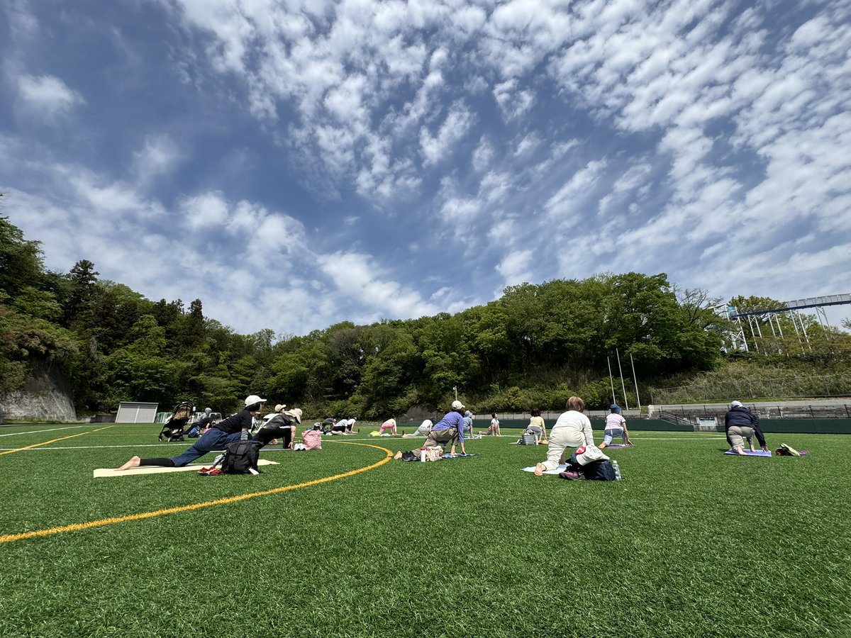 kodomo_no_kuni's tweet image. 今日は「青空ヨガinこどもの国」が開催されました！
青空の下、太陽をたくさん浴びながらリラックスできました☀️😌
ヨガをやったことがない初心者の方でも安心の内容で皆さん満足された様子✨
ご来園ありがとうございました！
#こどもの国
#ヨガ
#フィットネス
#リラックス
#平日イベント