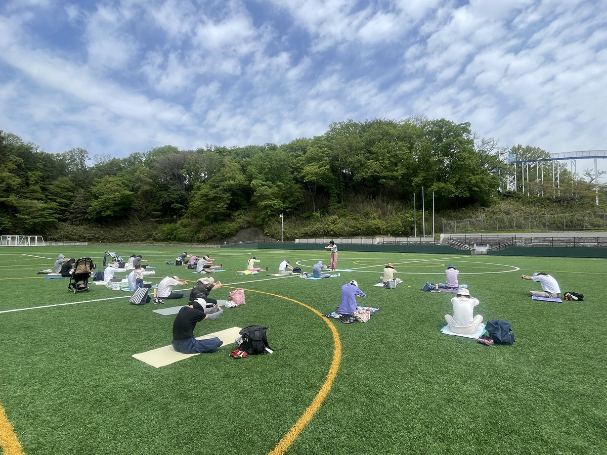 kodomo_no_kuni's tweet image. 今日は「青空ヨガinこどもの国」が開催されました！
青空の下、太陽をたくさん浴びながらリラックスできました☀️😌
ヨガをやったことがない初心者の方でも安心の内容で皆さん満足された様子✨
ご来園ありがとうございました！
#こどもの国
#ヨガ
#フィットネス
#リラックス
#平日イベント