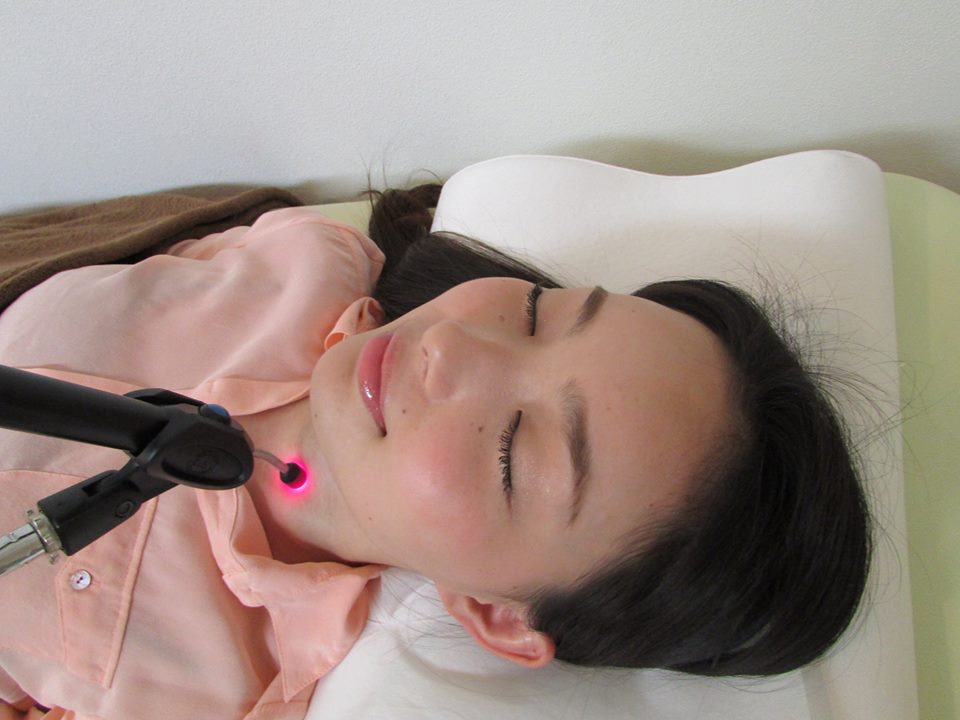 iwasaki_laser's tweet photo. 注射に恐怖心がある方向けの「レーザー星状神経節ブロック（低反応レベルレーザー照射）」を実施。首の痛みや自律神経失調症などに効果がある。

#顔面神経麻痺
#成人型アトピー性皮膚炎
#突発性難聴
#自律神経失調症
#頸筋症候群
#花粉症
#緊張性頭痛
#メニエール病 https://t.co/pS1AmNKpQL