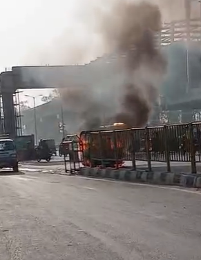 thebuzz1603's tweet image. आगरा : इलेक्ट्रॉनिक टेंपो में लगी भीषण आग
सवारियों से भरा था इलेक्ट्रॉनिक टेंपो
आग की लपटों से मची अफरा-तफरी
देखते ही देखते टेंपो बना आग का गोला
सभी यात्री सुरक्षित, बड़ा हादसा टला
#Agra #FireAccident #UttarPradesh

@agrapolice