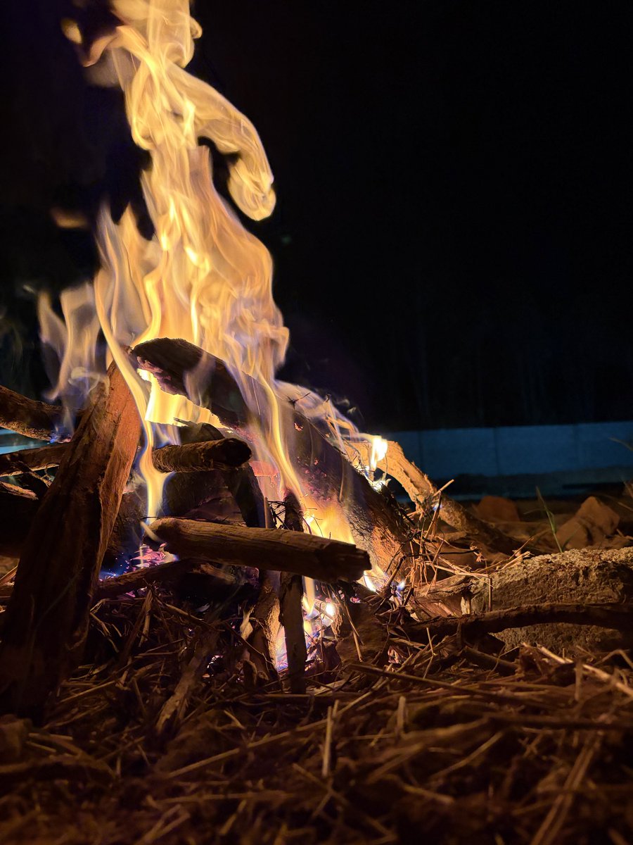 vibes_offline's tweet image. Some things are better felt than explained 🔥

#fire #bonfire #nightvibes #moodygrams #aesthetic #warmth #lightandshadow #photography #mobilephotography #nightphotography #vibes #calm #outdoorvibes #nature