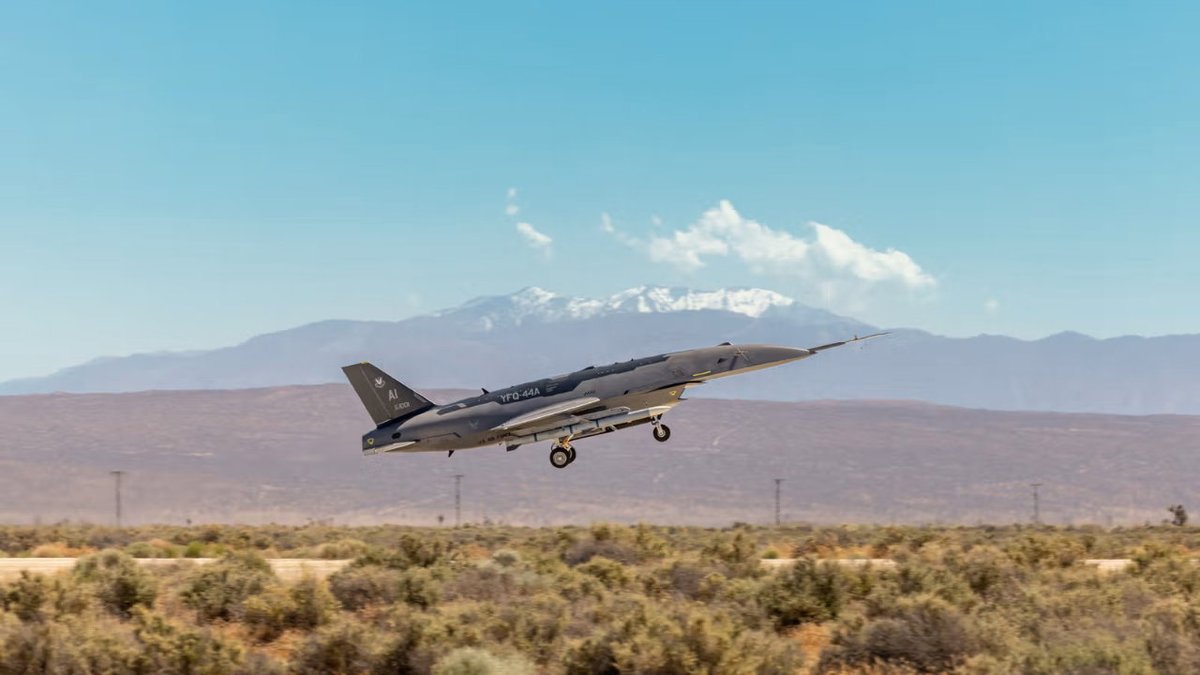 businessamfr's tweet image. L’armée de l’air teste son premier avion de combat semi-autonome fr.businessam.be/larmee-de-lair… #armée #aviation #combat #drones #innovation