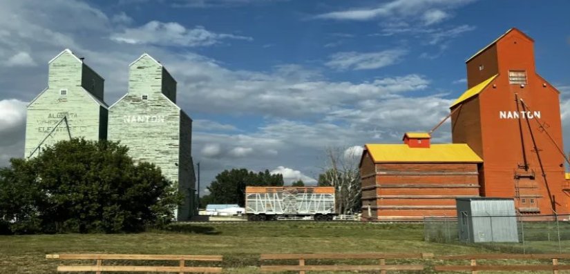 Zefyrn's tweet photo. @shitpost_2077 Actually while on a roadtrip I managed to stumble another 2fort building in Alberta! https://t.co/Qjy2ugT3af
