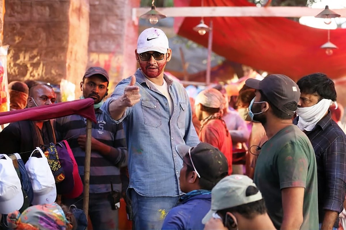 telugufilmnagar's tweet image. Revisiting these stylish, unseen Holi BTS from the sets of #BharatAneNenu as it marks 8️⃣ iconic years!❤️‍🔥

#8YearsForBBBharatAneNenu
@urstrulyMahesh @advani_kiara @ThisIsDSP @DVVMovies #OnThisDay #TeluguFilmNagar