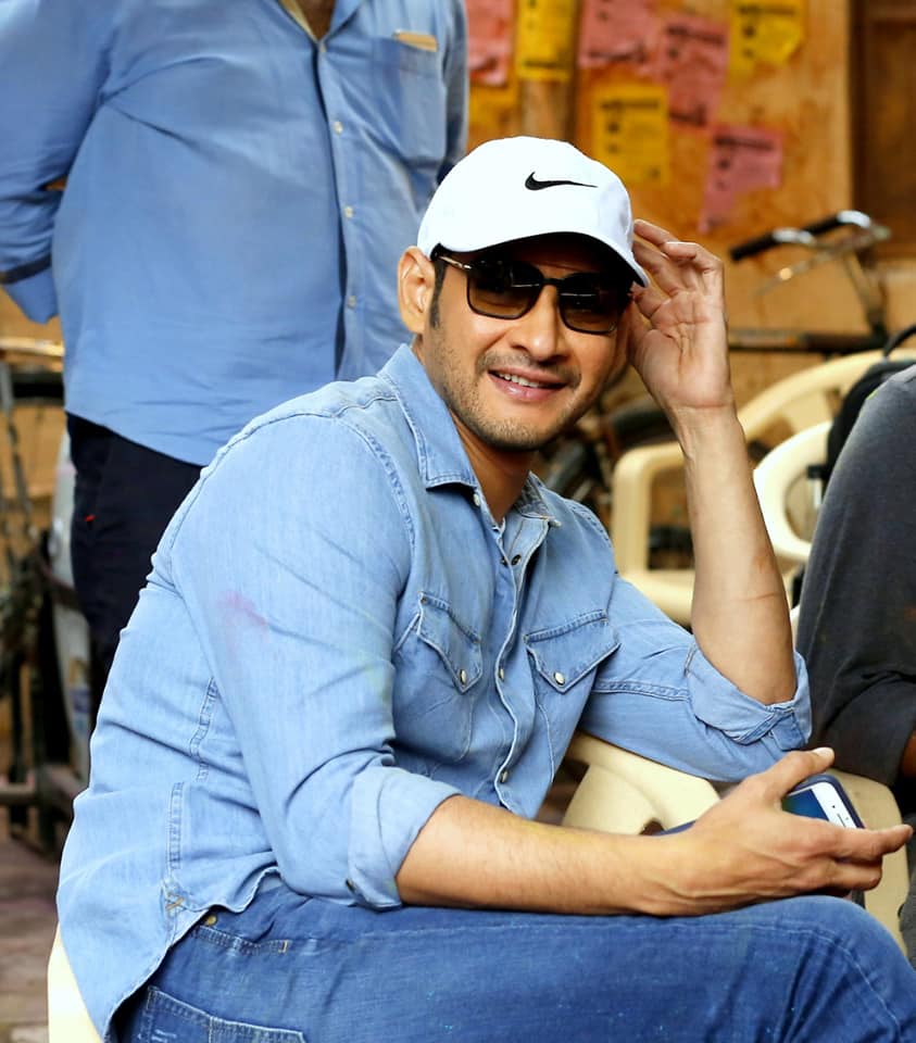 telugufilmnagar's tweet image. Revisiting these stylish, unseen Holi BTS from the sets of #BharatAneNenu as it marks 8️⃣ iconic years!❤️‍🔥

#8YearsForBBBharatAneNenu
@urstrulyMahesh @advani_kiara @ThisIsDSP @DVVMovies #OnThisDay #TeluguFilmNagar