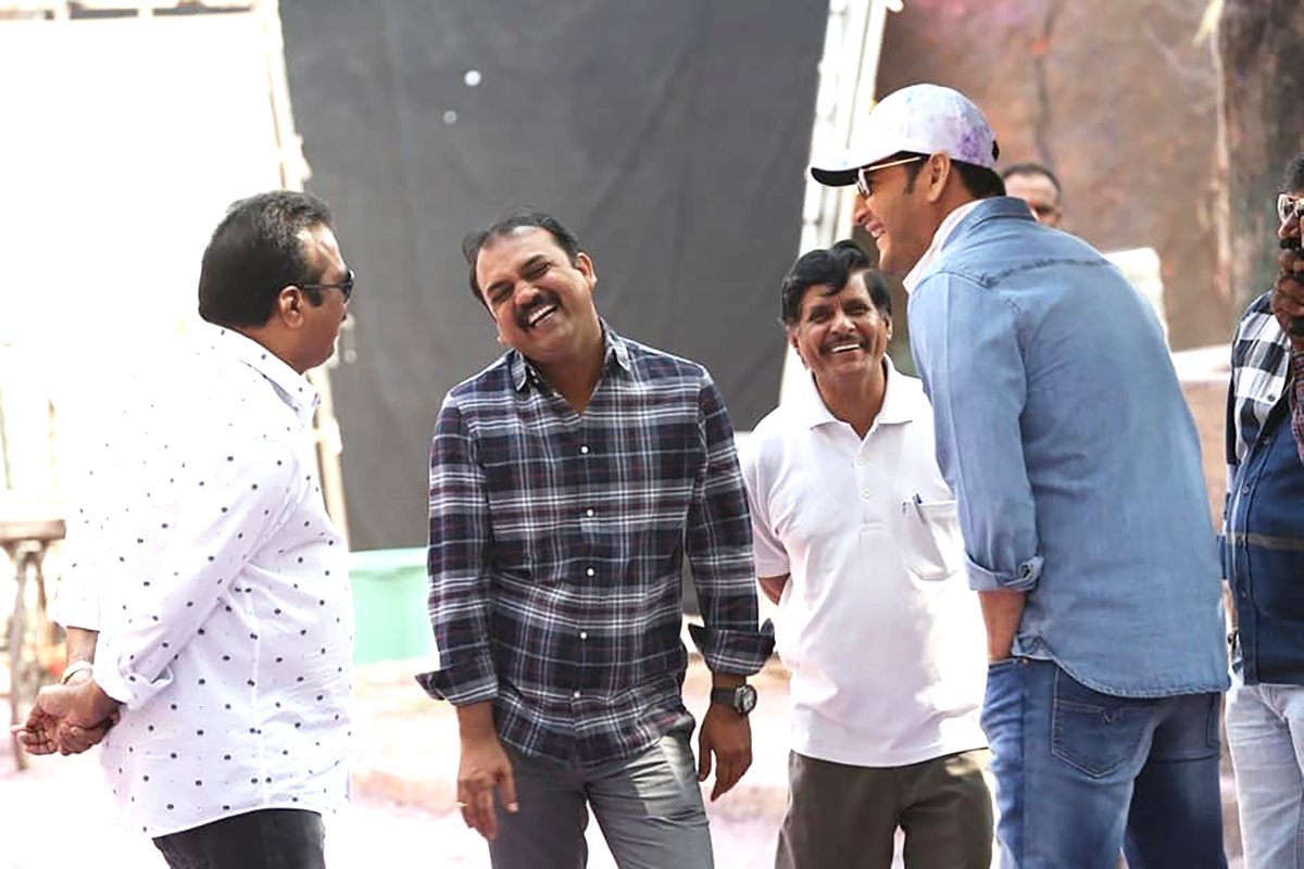 telugufilmnagar's tweet image. Revisiting these stylish, unseen Holi BTS from the sets of #BharatAneNenu as it marks 8️⃣ iconic years!❤️‍🔥

#8YearsForBBBharatAneNenu
@urstrulyMahesh @advani_kiara @ThisIsDSP @DVVMovies #OnThisDay #TeluguFilmNagar
