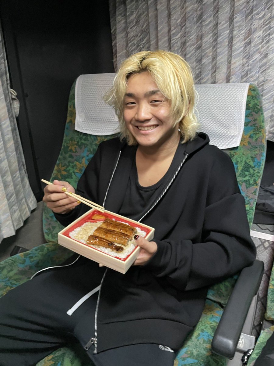 昨日階段に座って靴を履いてたら上から長渕剛の『とんぼ』を歌いながら降りてくる男が…
『あれ？今日長渕来てるの？』
「すいません、須見です」
『鹿児島だからね！歌いたくなるよね！』
「え？長渕剛って山梨じゃないんですか？」
#スミカズ伝説
#共通点4文字
#10万人ライブのせいかな🤔
#ddtpro