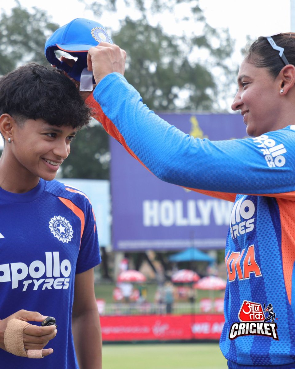 aajtak's tweet photo. अनुष्का शर्मा को दक्षिण अफ्रीका महिला टीम के खिलाफ दूसरे टी20 मैच में कप्तान हरमनप्रीत कौर ने टी20 कैप सौंपी, जिसके साथ उन्होंने अपना अंतरराष्ट्रीय डेब्यू किया। 22 वर्षीय ऑलराउंडर ने रेणुका सिंह ठाकुर की जगह टीम में स्थान लिया।
#AnushkaSharma #HarmanpreetKaur #RenukaSingh #TeamIndia #ATPhotoBlog #AajTakSocial