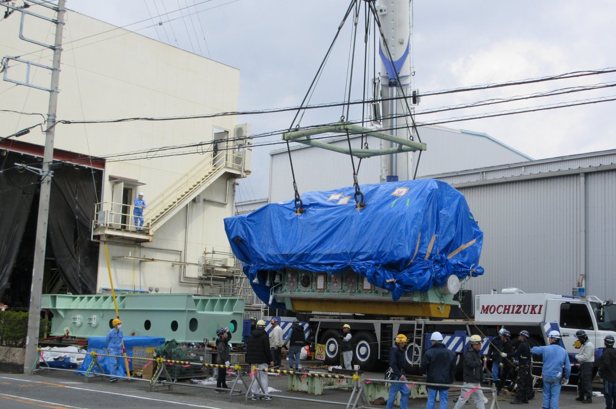 mhitc_2020's tweet photo. ＼ ガスエンジン発電設備更新‼️／
静岡県富士市にて、ガスエンジン発電設備の更新工事を進めています。
MHIET（三菱重工エンジン＆ターボチャージャ株式会社）製の16KUガスエンジンが3月に現地へ無事納入されました。
当日は富士山も美しく望める絶好の工事日和🌄
屋外でガスエンジンと発電機一式（総重量100トン超）をドッキングさせ、慎重にスライドさせながら所定の位置へピンポイントでの据付が完了した瞬間には、自然と歓声が上がり、お客様と共に喜びを分かち合うことができました。
工事も終盤に差し掛かっております！
引き続き、安全第一で作業を進めてまいります。
#三菱重工交通・建設エンジニアリング