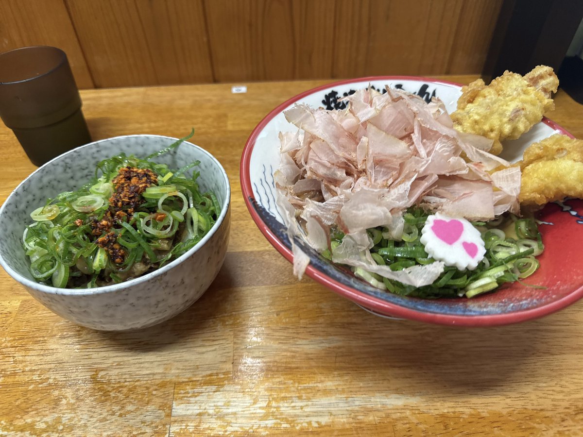 遅めの朝ごはん
とり天うどんと豚ラー丼