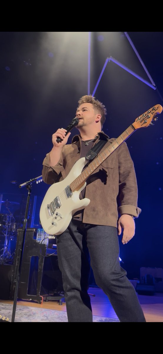 Emalee12TTV's tweet photo. I finally got to meet and talk to the one person that got me through my darkest days… 🥹 Also peep the drumstick in the merch photo that was given to me after the show! I wonder if he ended up reading the letter I gave him… 😅 @HunterHayes #evergreentour #hunterhayes https://t.co/aC6a7FhomD